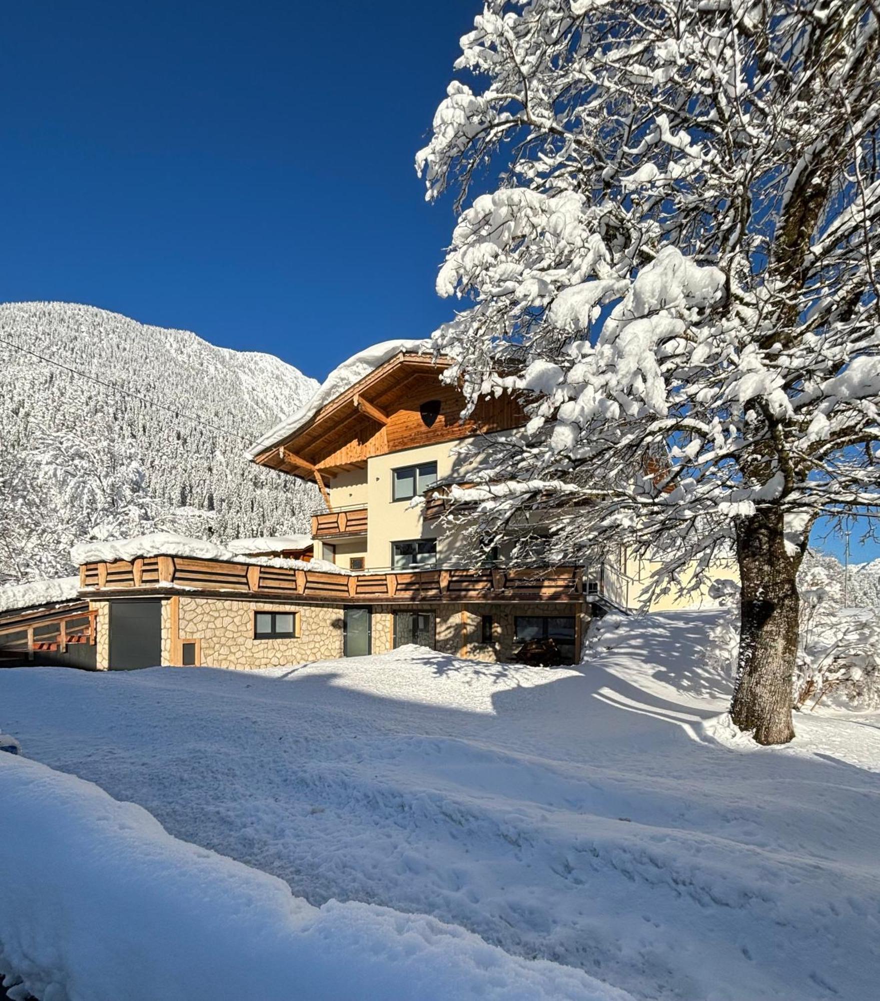Ferienwohnungen Lodge-B Weissenbach am Lech Esterno foto