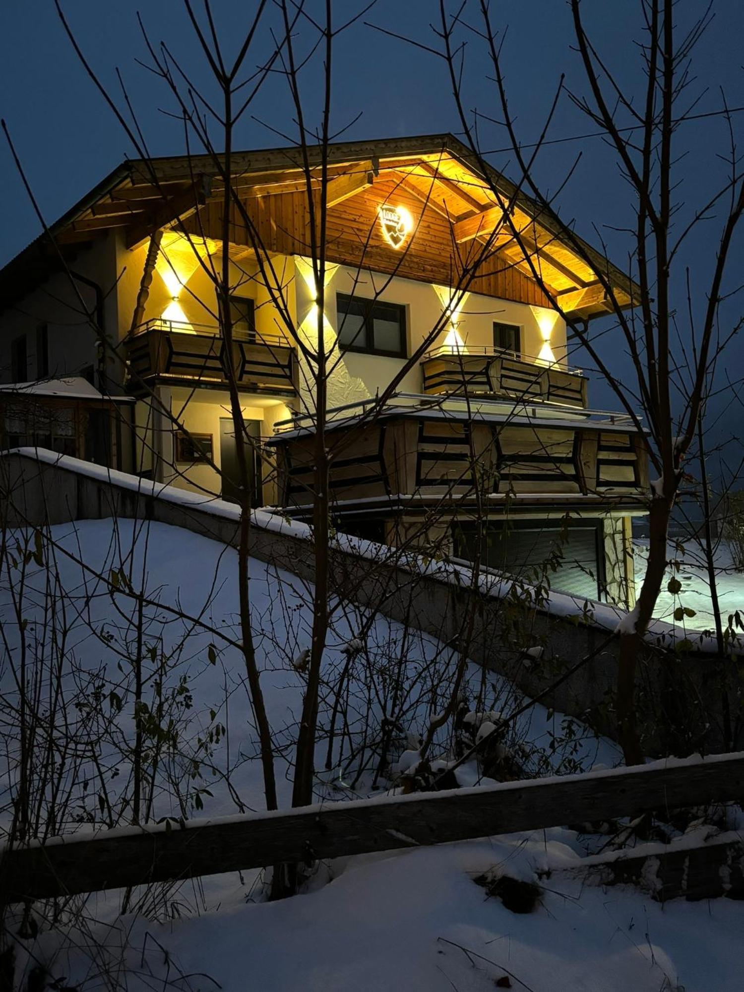 Ferienwohnungen Lodge-B Weissenbach am Lech Esterno foto